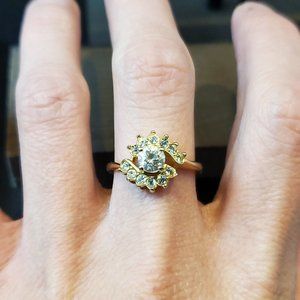 Size 9 Gold Tone Beautiful Crystal Ring